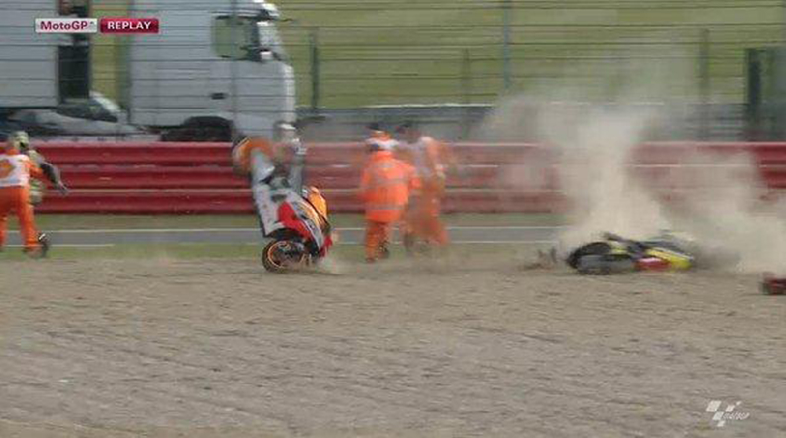 La caduta di Marquez nel warm up, con la sua Honda che vola nella via di fuga, colpisce la Yamaha di Crutchlow ferma nella sabbia e sfiora i commissari e il pilota inglese che riescono a scappare in tempo. MotoGP.com